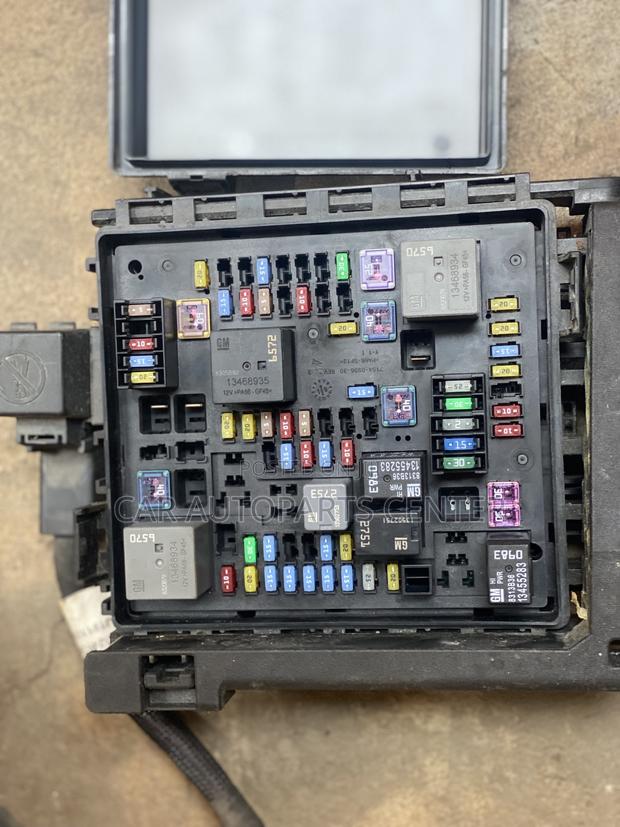 GMC Acadia 2017-19 Engine Fusebox photo 2