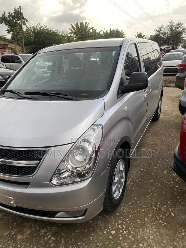 Hyundai Starex 2015 Silver photo 2