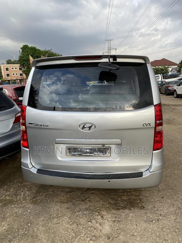 Hyundai Starex 2015 Silver photo 3