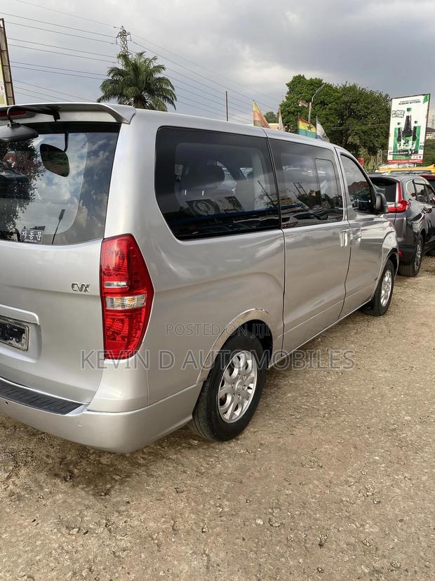 Hyundai Starex 2015 Silver photo 4