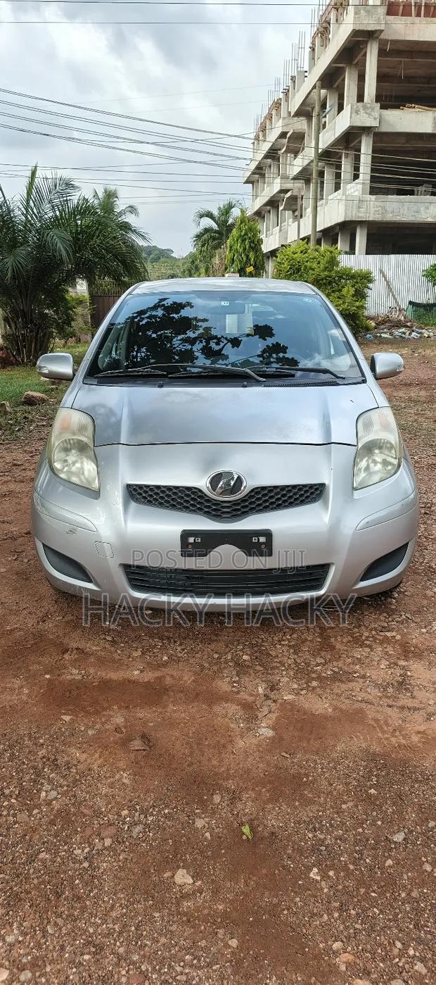 Toyota Vitz 2011 Silver