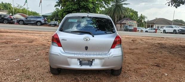Toyota Vitz 2011 Silver