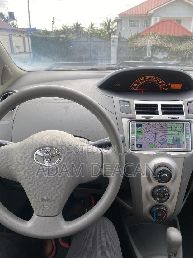 Toyota Vitz 2010 Silver