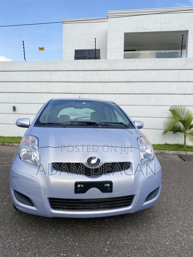 Toyota Vitz 2010 Silver