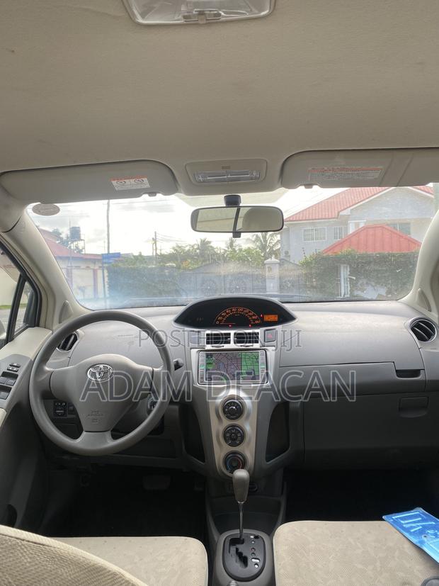 Toyota Vitz 2010 Silver
