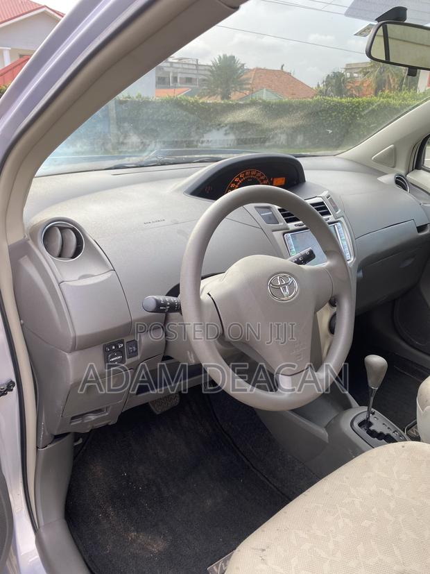 Toyota Vitz 2010 Silver