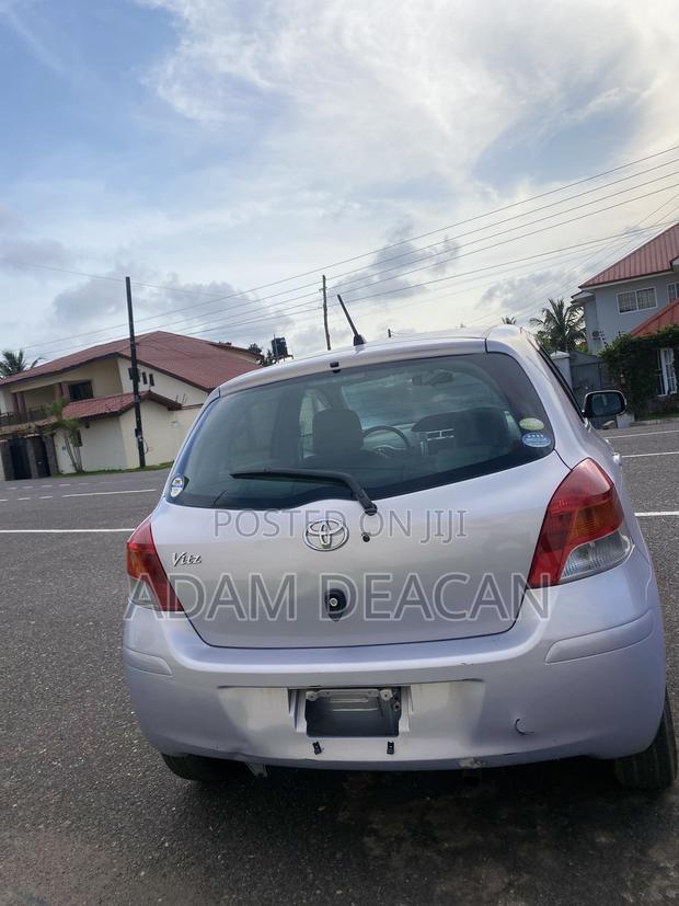 Toyota Vitz 2010 Silver