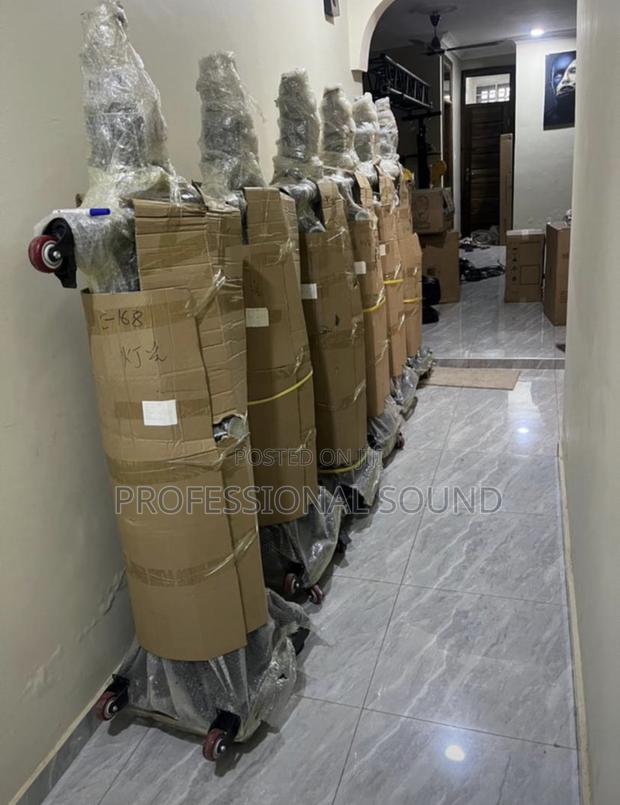 Heavy-Duty Crank-Up Line Array Speaker Stand. · Photo 2
