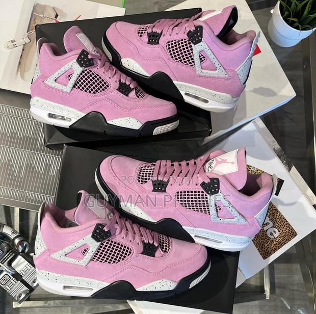 Pink Air Jordan 4 photo 2