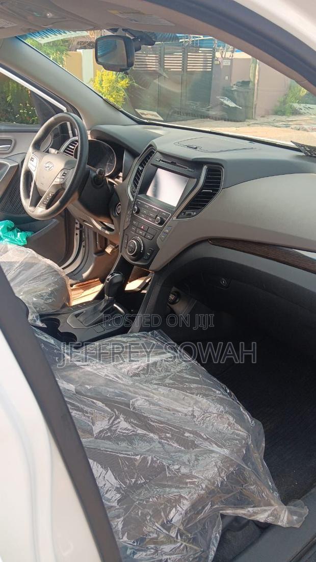 Hyundai Santa Fe SE FWD 2018 White