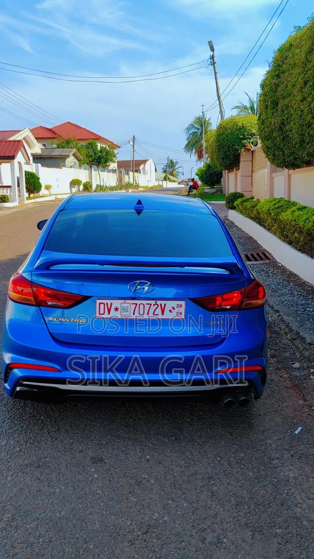 Hyundai Elantra Sport Sedan FWD (1.6L 4cyl 6M) 2017 Blue · Photo 3