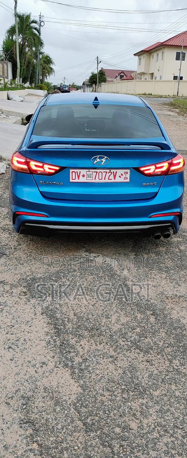 Hyundai Elantra Sport Sedan FWD (1.6L 4cyl 6M) 2017 Blue · Photo 4
