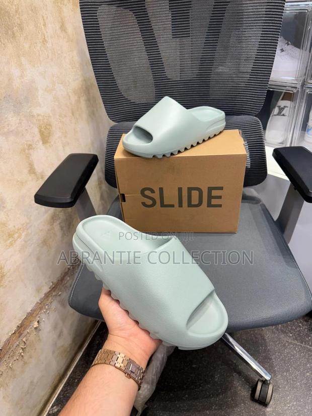 Adidas Yeezy Slides Salt · Photo 3