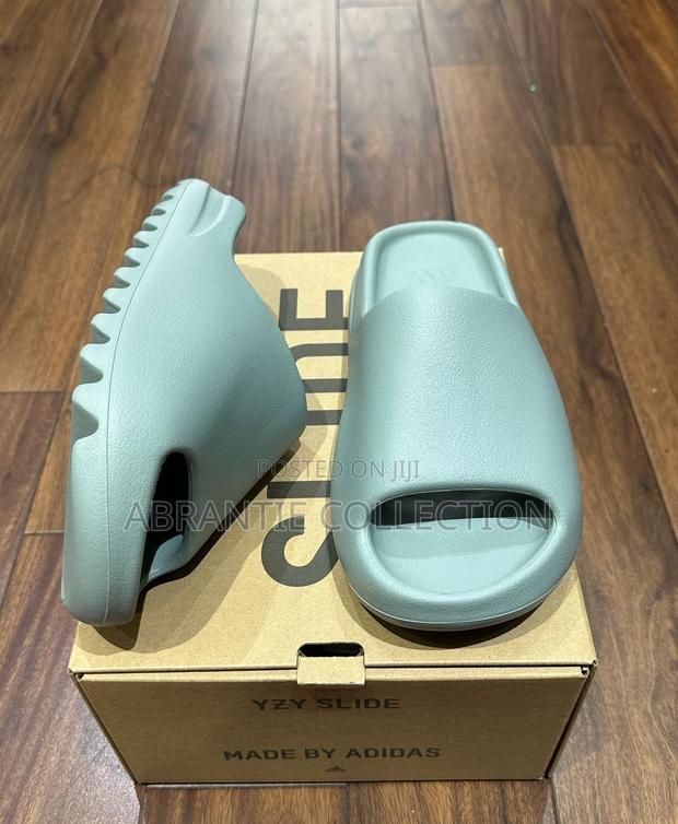 Adidas Yeezy Slides Salt · Photo 4