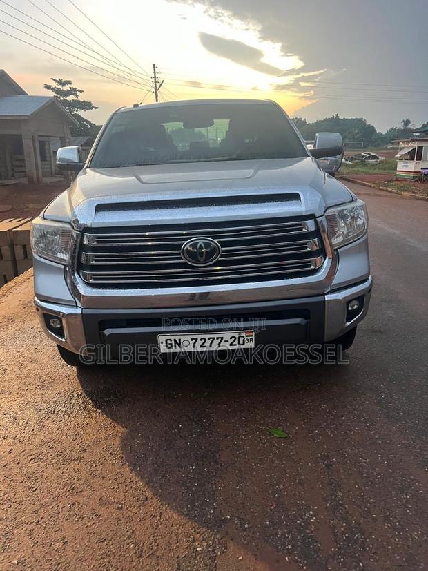 Toyota Tundra 1794 5.7L V8 4x4 CrewMax 5.6 ft. box 145.7 in. WB 2019