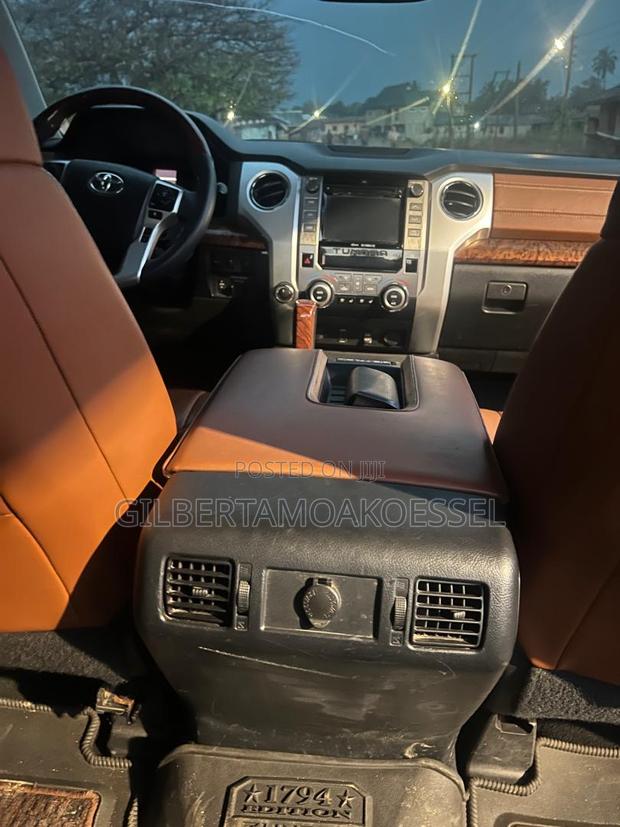 Toyota Tundra 1794 5.7L V8 4x4 CrewMax 5.6 ft. box 145.7 in. WB 2019