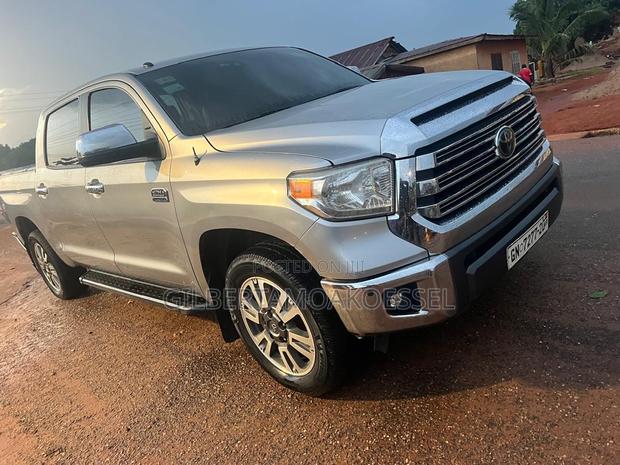 Toyota Tundra 1794 5.7L V8 4x4 CrewMax 5.6 ft. box 145.7 in. WB 2019