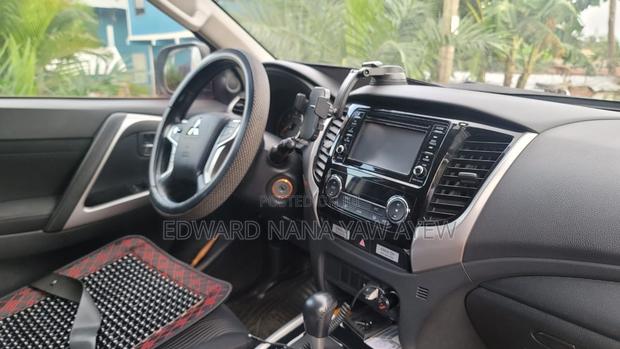 Mitsubishi Pajero Sport 2021 Silver