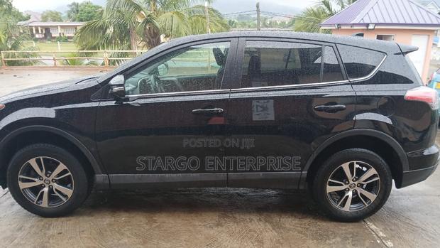 Toyota RAV4 XLE 4dr SUV (2.5L 4cyl 6A) 2018 Gray