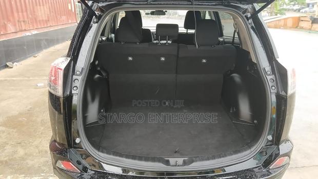 Toyota RAV4 XLE 4dr SUV (2.5L 4cyl 6A) 2018 Gray