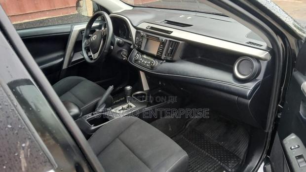 Toyota RAV4 XLE 4dr SUV (2.5L 4cyl 6A) 2018 Gray