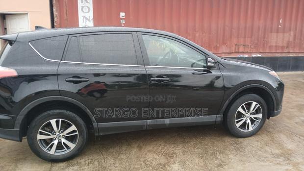 Toyota RAV4 XLE 4dr SUV (2.5L 4cyl 6A) 2018 Gray