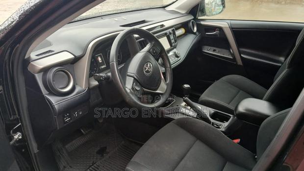 Toyota RAV4 XLE 4dr SUV (2.5L 4cyl 6A) 2018 Gray