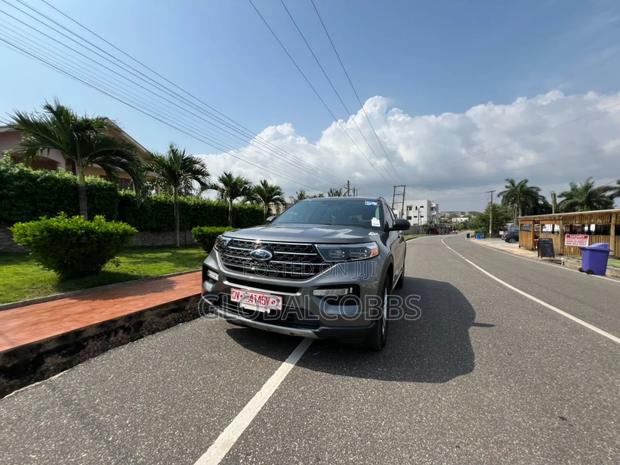Ford Explorer XLT 2021 Gray photo 3