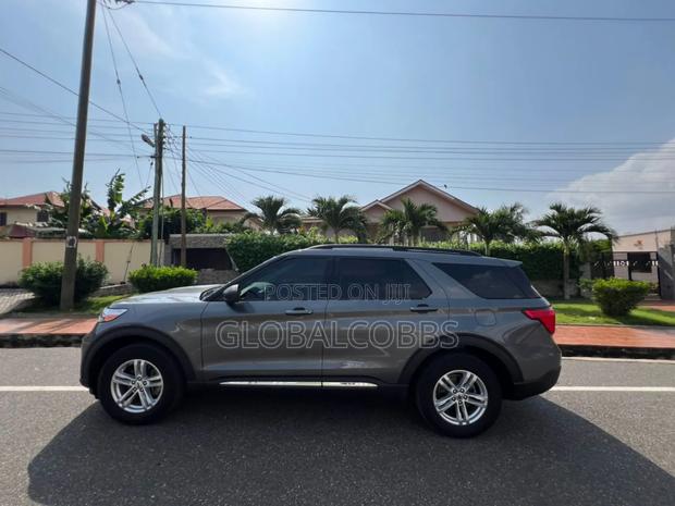 Ford Explorer XLT 2021 Gray photo 4