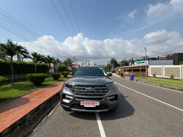 Ford Explorer XLT 2021 Gray
