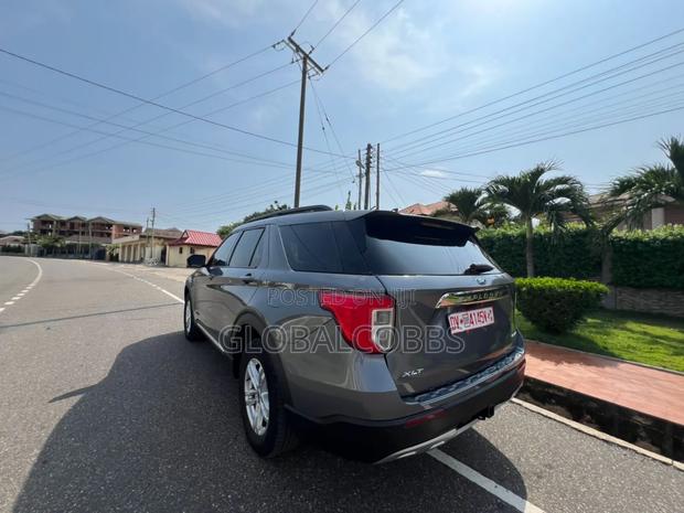 Ford Explorer XLT 2021 Gray photo 8