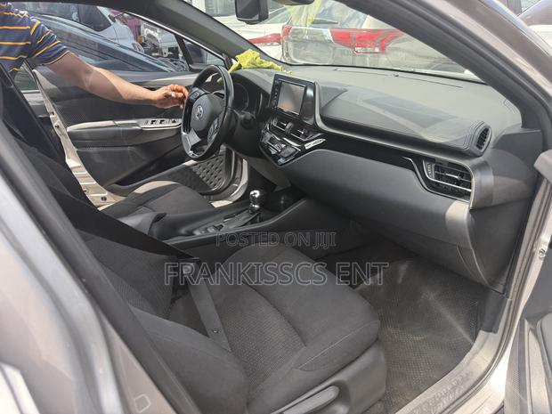 Toyota C-HR 2018 Gray photo 10