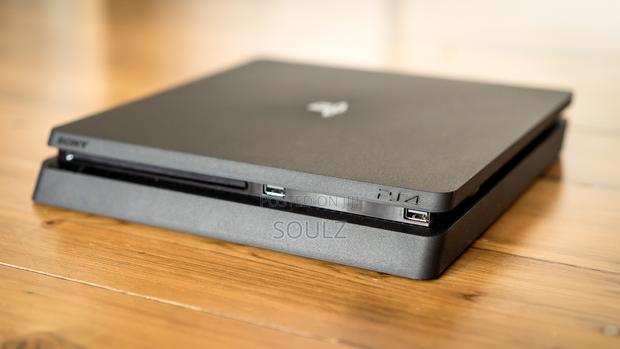 PS4 Slim Used With Games · Photo 1