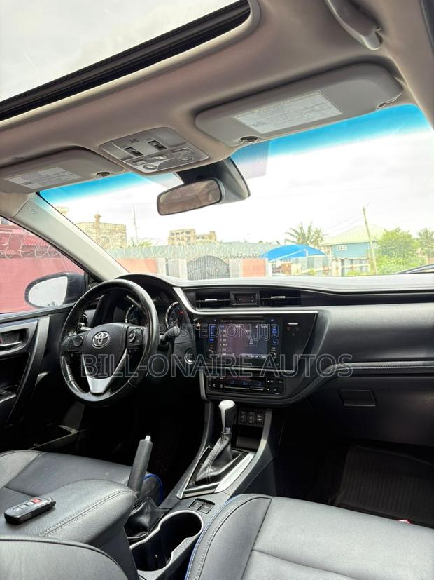 Toyota Corolla XSE 4dr Sedan (1.8L 4cyl CVT) 2017 Black photo 2