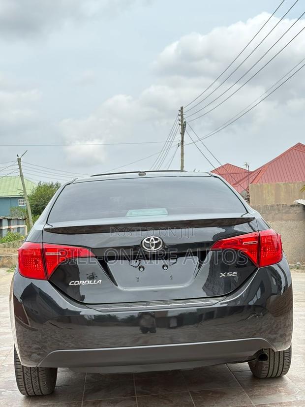 Toyota Corolla XSE 4dr Sedan (1.8L 4cyl CVT) 2017 Black photo 3