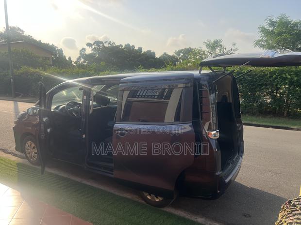 Toyota Voxy 2015 Blue photo 4