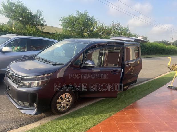 Toyota Voxy 2015 Blue photo 11