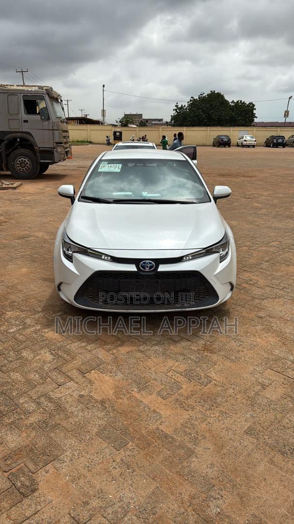 Toyota Corolla 2020 White photo 2