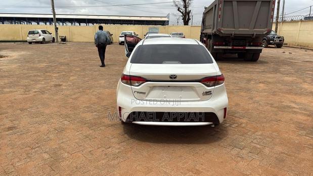 Toyota Corolla 2020 White photo 4