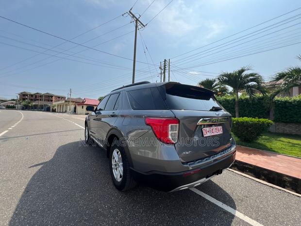 Ford Explorer XLT 2021 Gray