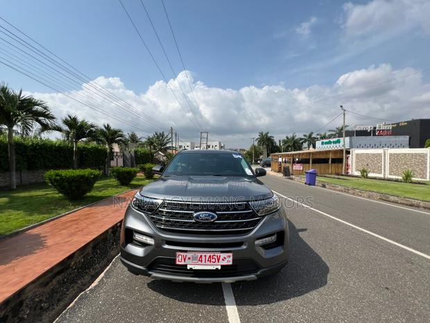 Ford Explorer XLT 2021 Gray