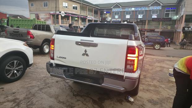 New Mitsubishi L200 2025 White photo 2