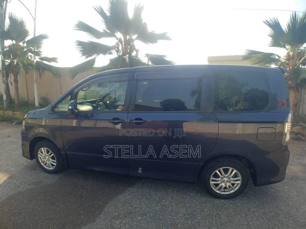 Toyota Voxy 2013 Gray