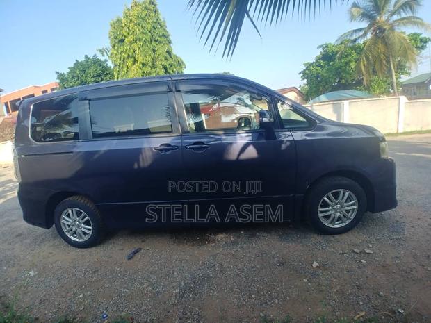 Toyota Voxy 2013 Gray