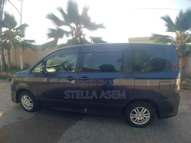 Toyota Voxy 2013 Gray