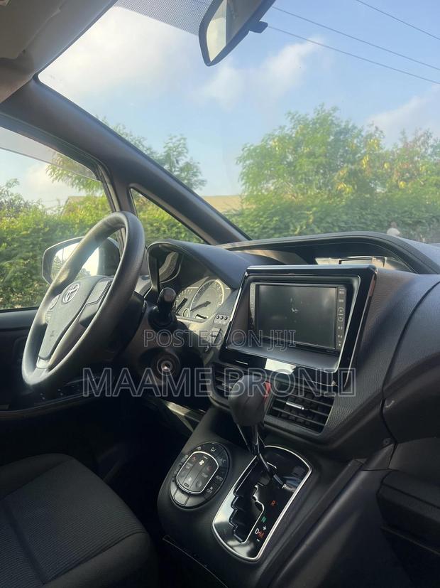 Toyota Voxy 2015 Blue photo 6
