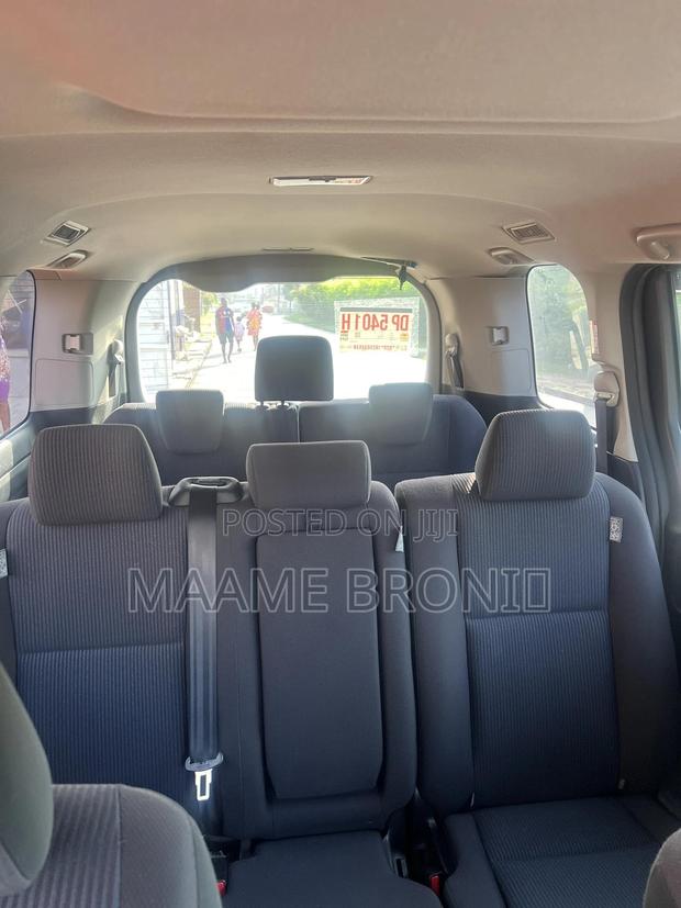 Toyota Voxy 2015 Blue photo 8