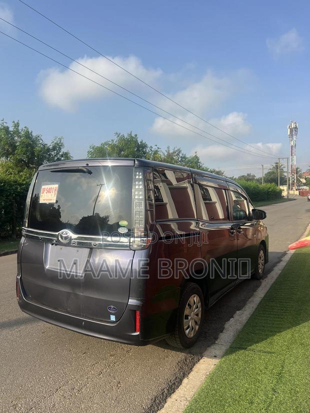 Toyota Voxy 2015 Blue photo 5