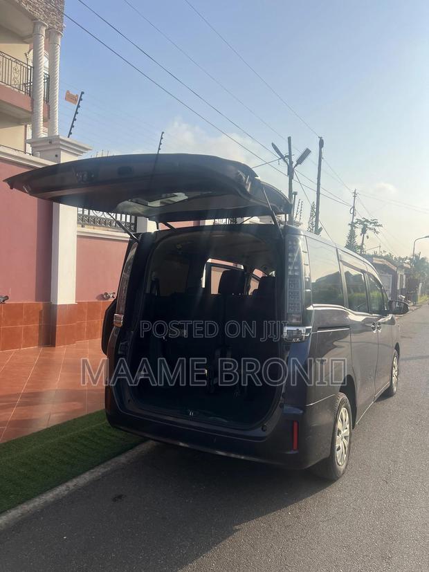 Toyota Voxy 2015 Blue photo 12
