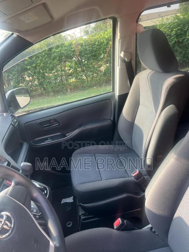 Toyota Voxy 2015 Blue photo 9